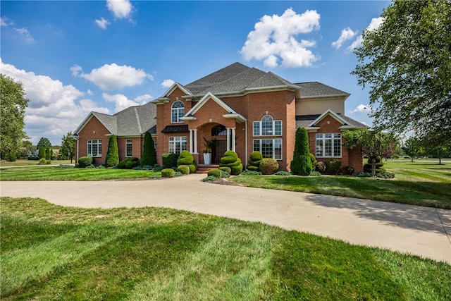 view of front of property featuring a front lawn