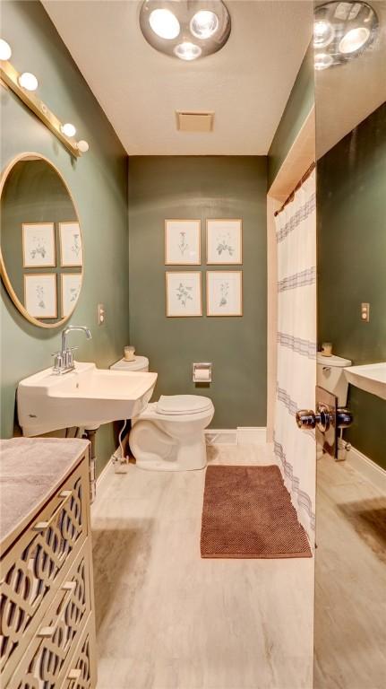 bathroom featuring toilet and sink