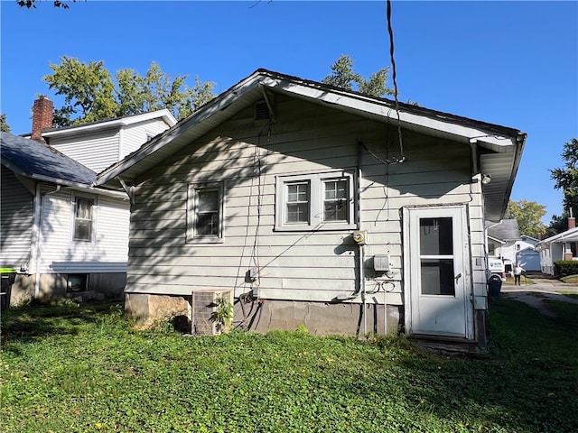 view of side of property featuring a yard