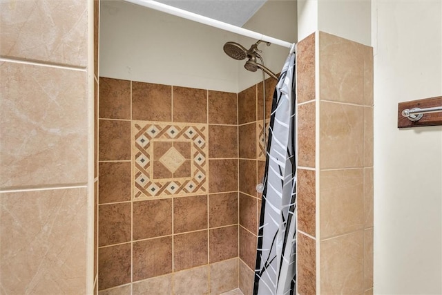 bathroom featuring a shower with shower curtain