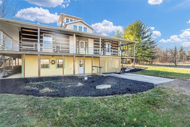 view of front of property with a front lawn