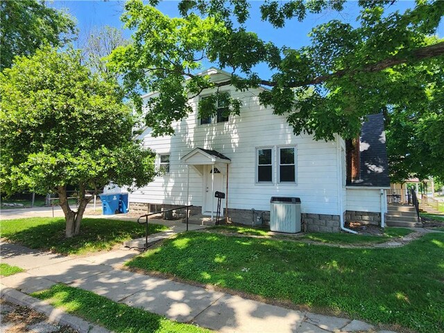 203 N E St, Olney, IL 62450 - view of front of property featuring central AC and a front lawn