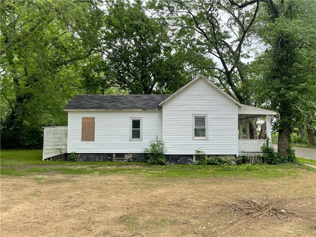 view of side of property with a lawn