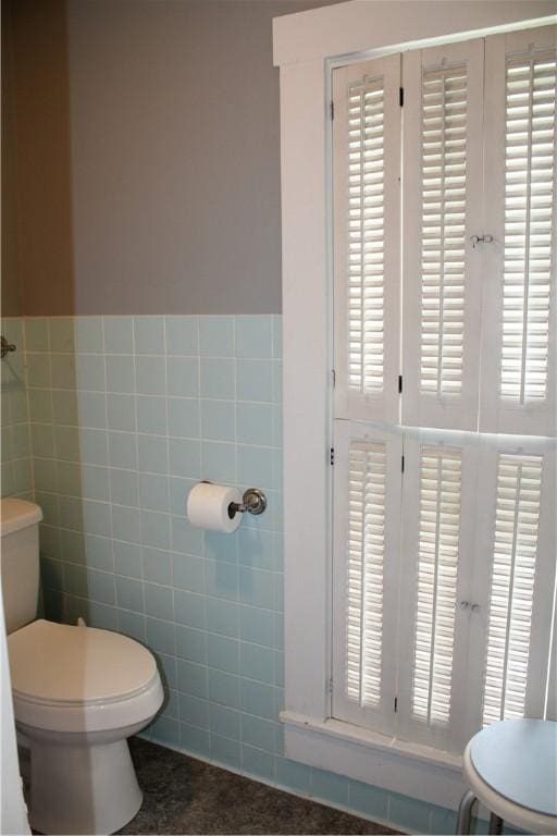 302 W N 3rd St, Shelbyville, IL 62565 - bathroom featuring tile walls, toilet, and plenty of natural light