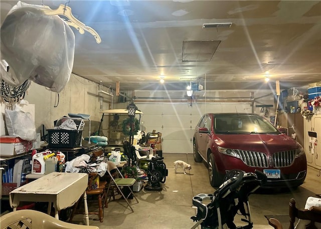 9275 N 890th St, Effingham, IL 62401 - garage with a garage door opener