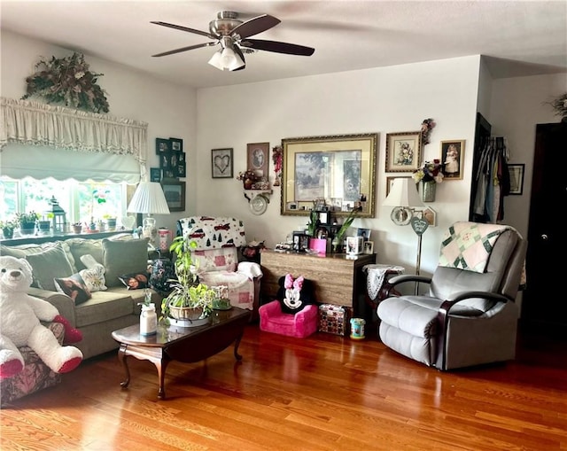 9275 N 890th St, Effingham, IL 62401 - living room with wood finished floors and a ceiling fan