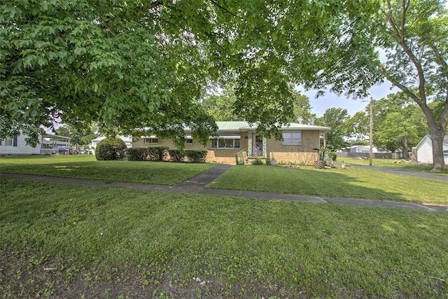 427 S Madison St, Cerro Gordo, IL 61818 - view of front of home featuring a front lawn