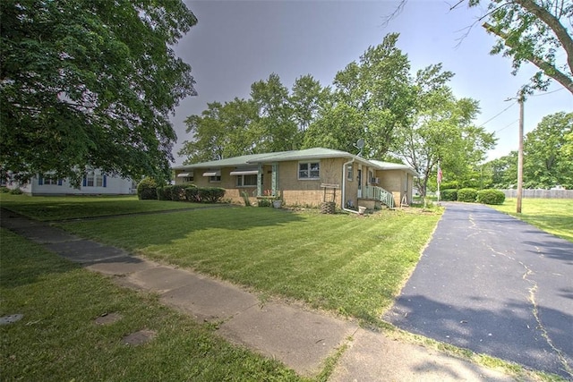 427 S Madison St, Cerro Gordo, IL 61818 - view of front of house featuring a front lawn and driveway