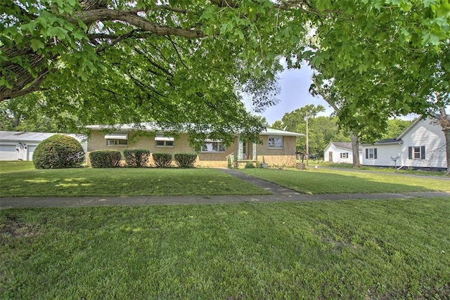 427 S Madison St, Cerro Gordo, IL 61818 - view of front of home featuring a front lawn