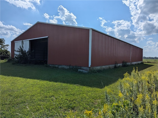 view of outdoor structure featuring a yard