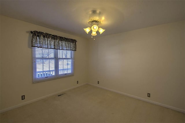 unfurnished room featuring light carpet, visible vents, and baseboards