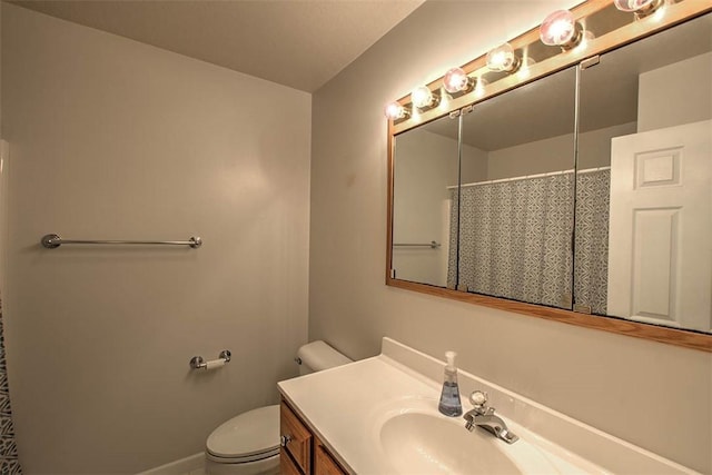 full bath with toilet, a shower with curtain, baseboards, and vanity