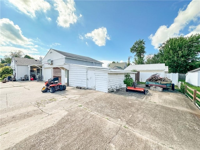 421 S 8th St, Marshall, IL 62441 - view of front facade with an outdoor structure and a garage