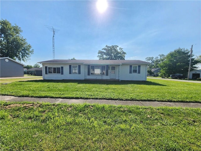 324 Madison St, Mason, IL 62443 - ranch-style home with a front lawn
