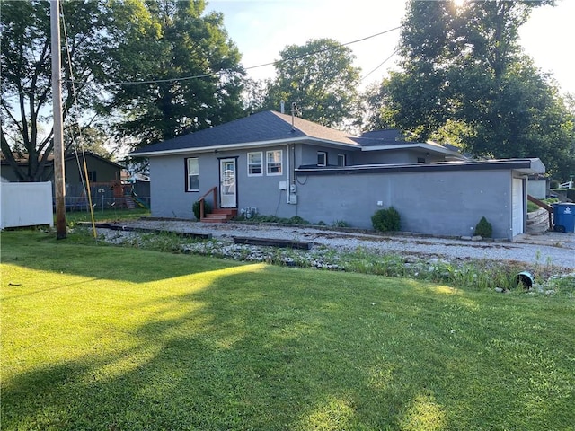 605 W Reynolds St, Newton, IL 62448 - view of front of house with entry steps and stucco siding