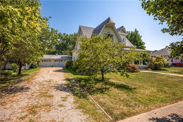 view of front facade featuring a front yard