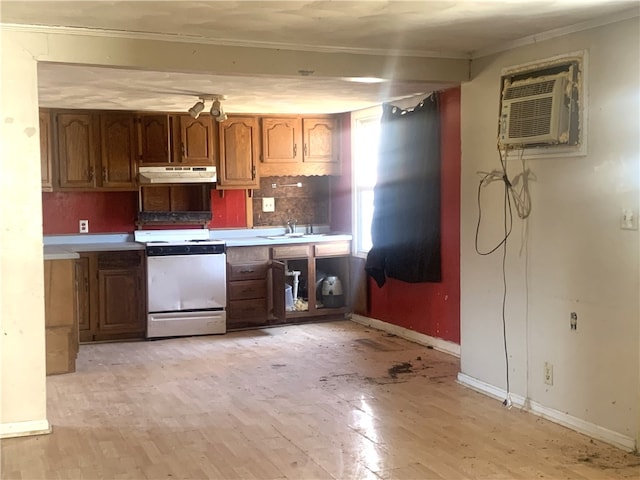 kitchen with sink, crown molding, white range, decorative backsplash, and light wood-type flooring