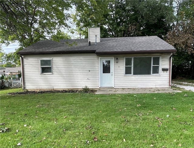 view of front of house featuring a front lawn