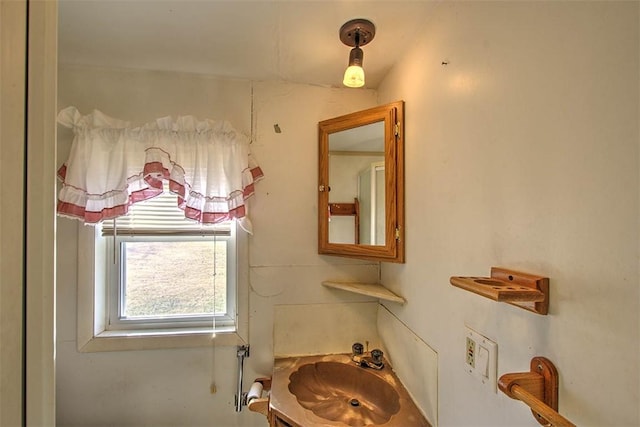 bathroom featuring a sink