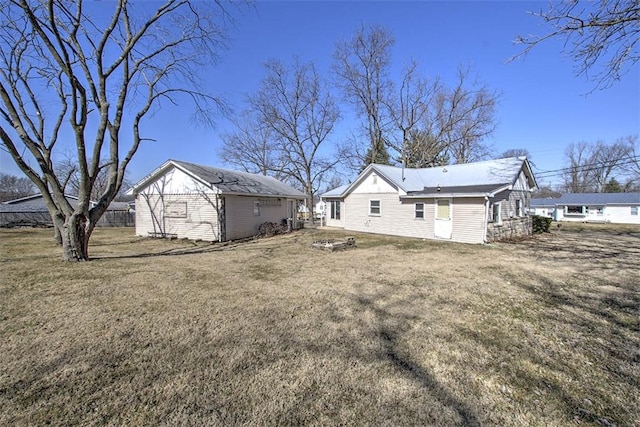 view of yard with an outbuilding