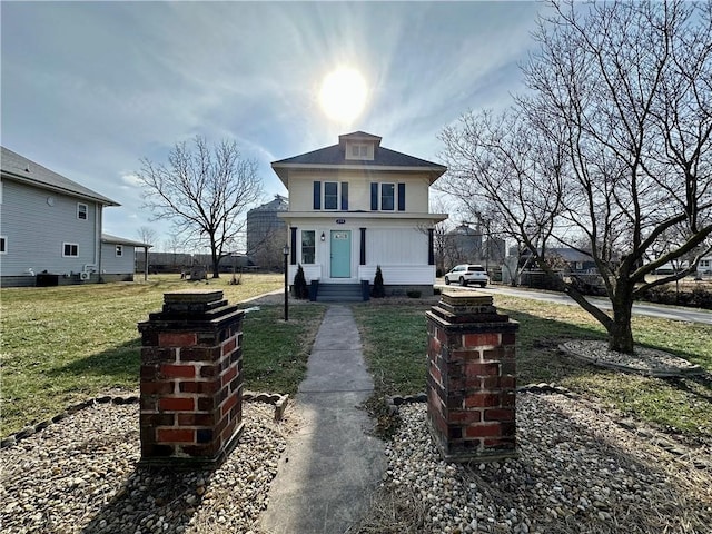 view of front of home featuring a front lawn