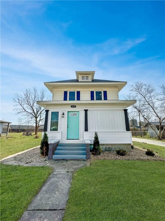 view of front of home featuring a front lawn