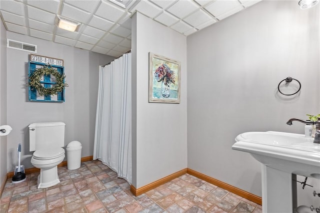 11154 E Ravenwood Ct, Effingham, IL 62401 - full bath featuring stone finish flooring and curtained shower