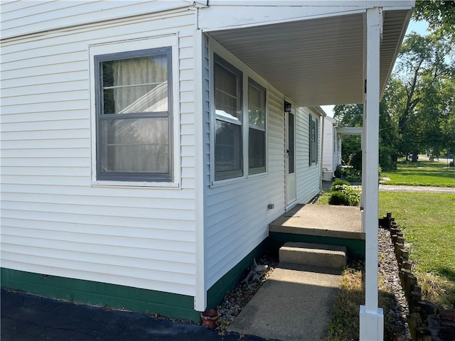 510 W Elm St, Hoopeston, IL 60942 - view of property exterior with a lawn