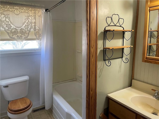 510 W Elm St, Hoopeston, IL 60942 - full bathroom with vanity and shower / tub combo with curtain