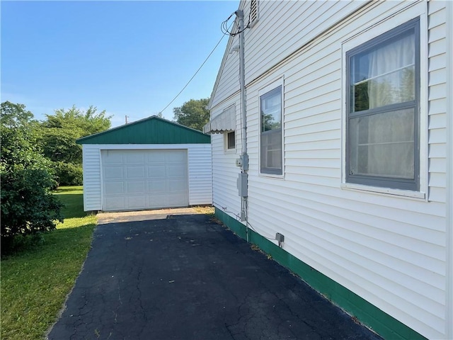 510 W Elm St, Hoopeston, IL 60942 - view of home's exterior featuring an outbuilding, driveway, and a garage