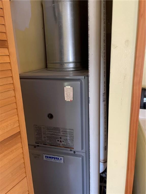 510 W Elm St, Hoopeston, IL 60942 - detailed view of heating unit