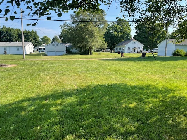 510 W Elm St, Hoopeston, IL 60942 - view of green lawn featuring a garage