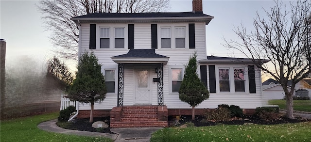 view of front facade with a yard