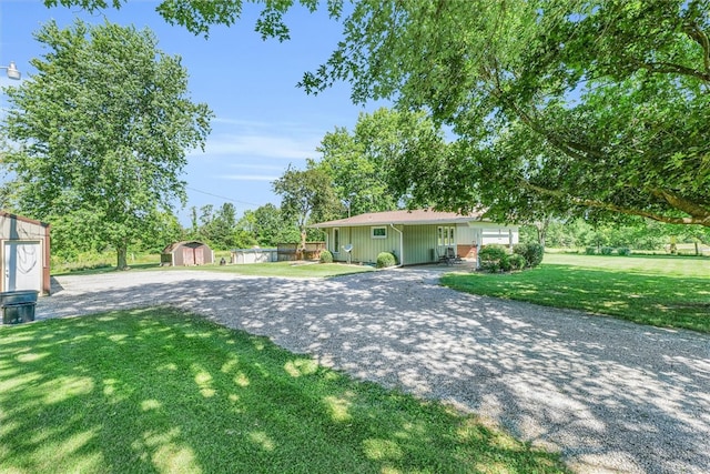 view of yard with an outdoor structure