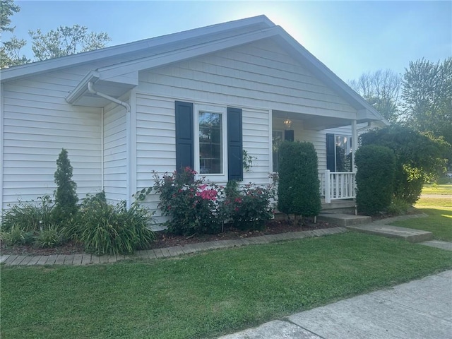 202 S 4th St, Marshall, IL 62441 - view of side of home featuring a yard