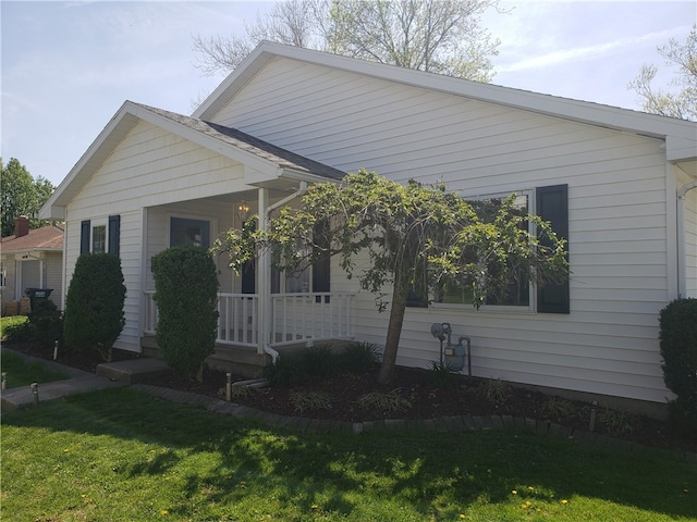 202 S 4th St, Marshall, IL 62441 - bungalow-style home featuring covered porch and a front yard