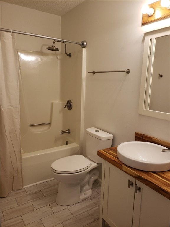 202 S 4th St, Marshall, IL 62441 - full bath featuring vanity and shower / tub combo with curtain