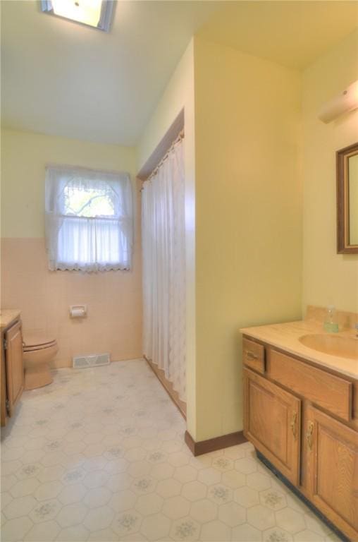 16 Diane Rd, Decatur, IL 62526 - full bath featuring vanity, toilet, and curtained shower