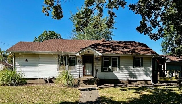 single story home featuring a front lawn