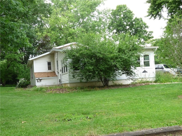 1402 Dean St, Danville, IL 61832 - view of front facade featuring a front yard