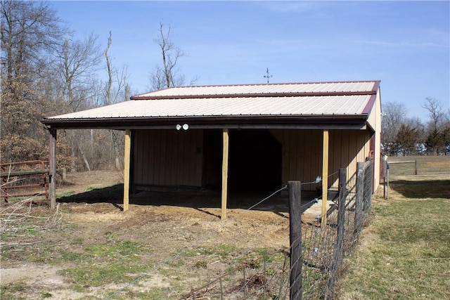 view of outdoor structure featuring an outbuilding