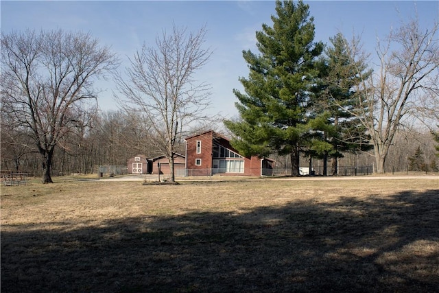 view of yard featuring an outdoor structure and a shed