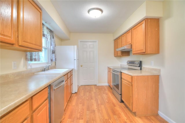 7 Mcdonald Ave, Forsyth, IL 62535 - kitchen with stainless steel appliances, under cabinet range hood, light wood-style flooring, and light countertops