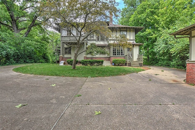 view of front of home featuring a front lawn