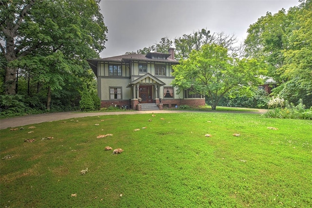 view of front of house with a front lawn