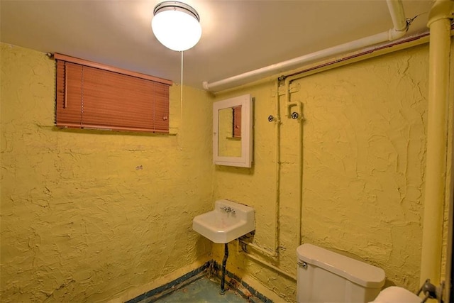 580 Powers Ln, Decatur, IL 62522 - bathroom featuring toilet and a textured wall