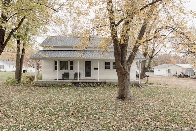 view of front of property featuring a front yard