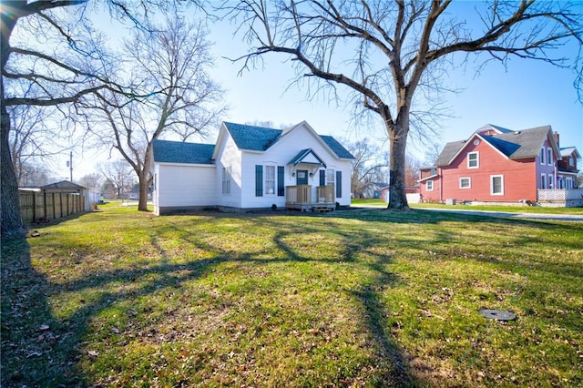 view of front of property featuring a front lawn