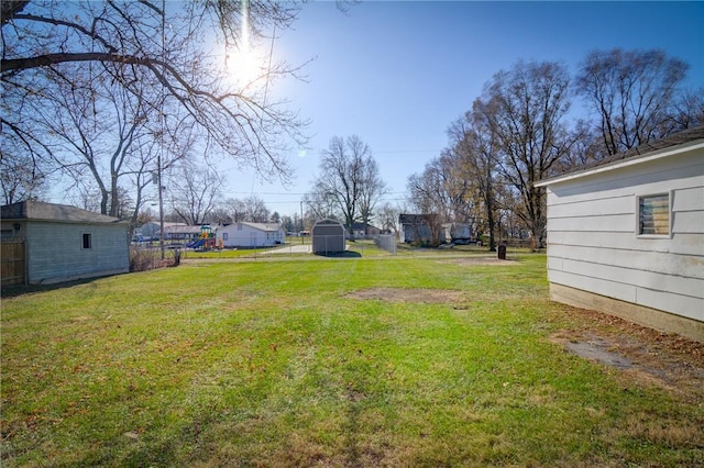 view of yard featuring a shed