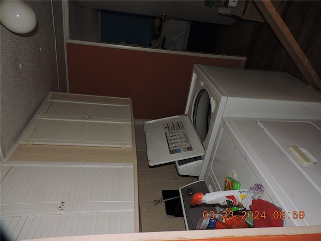 laundry room with washer / clothes dryer